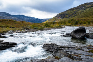 Bilden föreställer en strömmande jokk i Abisko nationalpark