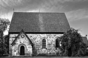 Svartvit bild på Trönö gamla kyrka